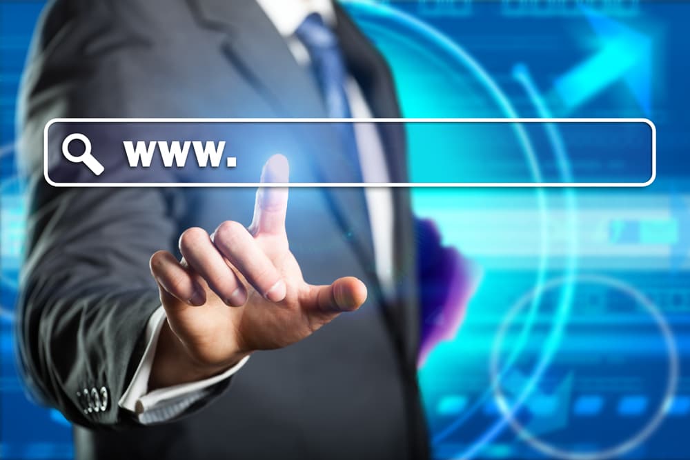 Mann zeigt mit Hand auf eine URL. | Motiv © fotogestoeber - Fotolia.com | © Fotolia.com, Juni 2014