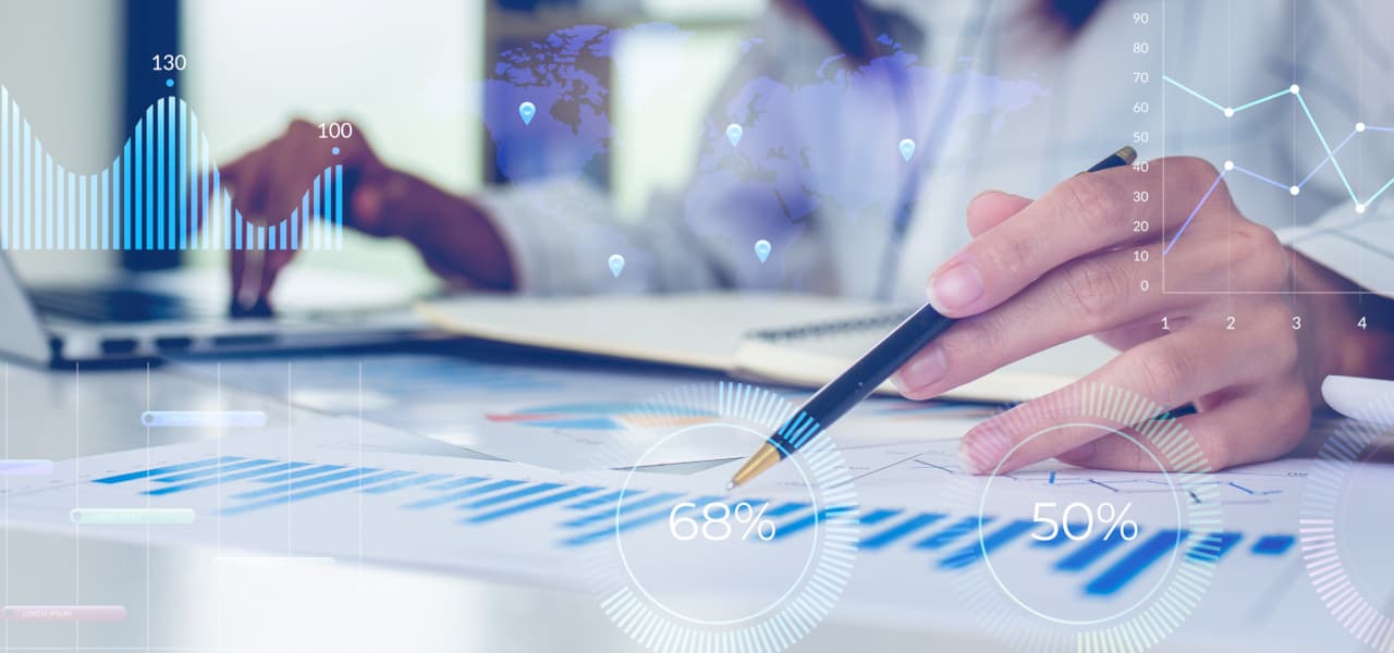 Hand mit Stift in der Hand an einem Laptop mit blauem Balkendiagramm | Motiv @David - stock.adobe.com | © stock.adobe.com, Oktober 2021