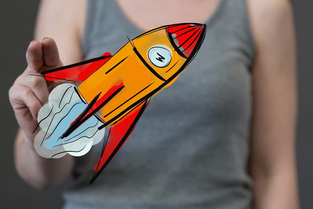 Eine Frau hält eine gemalte Rakete. | Motiv © vege, fotolia.com | © www.fotolia.com, Juni 2018