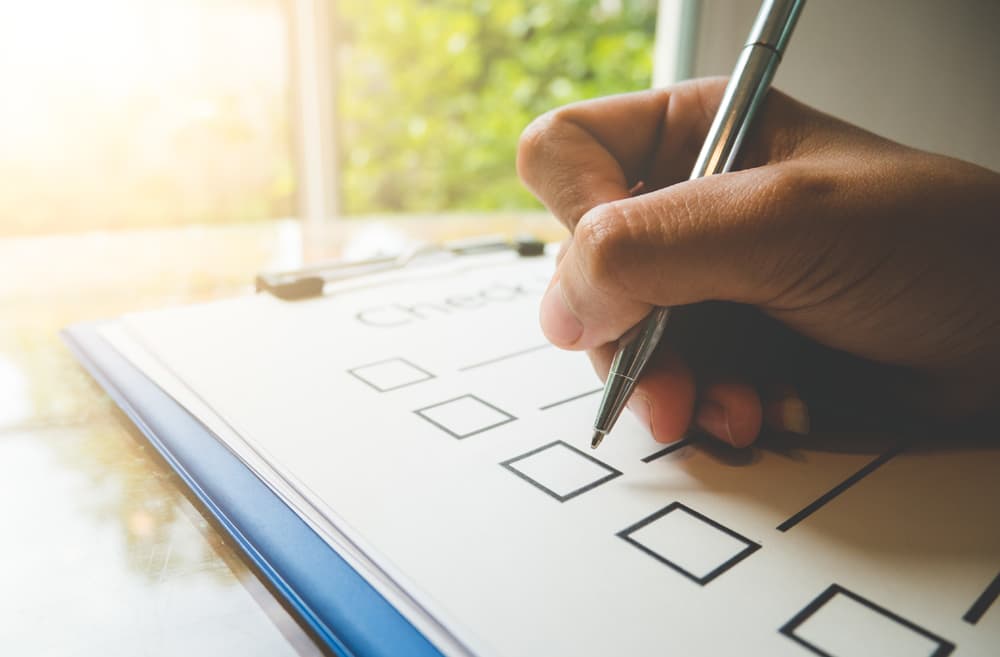 Hand kreuzt Felder in einer Checkliste an. | Motiv ©boophuket - Fotolia.com | © Fotolia.com, April 2019