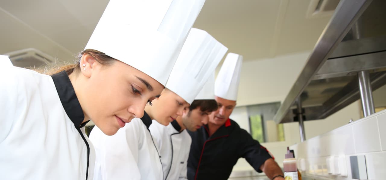 A Küche Gastronomie 1 Header (jpg) | Motiv ©goodluz - stock.adobe.com | © stock.adobe.com, Juli 2021