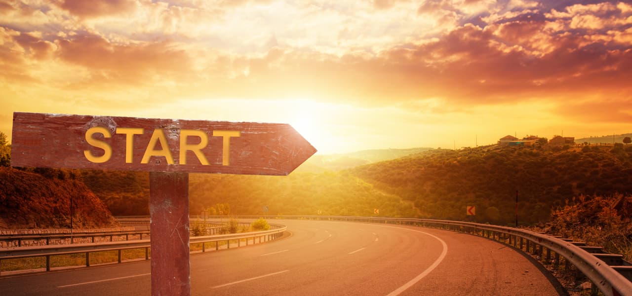 Ein verwittertes Straßenschild mit der Aufschrift "Start" im Sonnenuntergang. | Motiv ©Sondem - stock.adobe.com | © stock.adobe.com, Dezember 2020