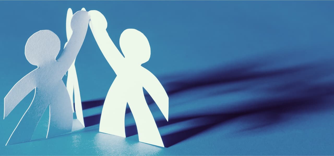 Drei ausgeschnittene Papiermännchen klatschen sich in der Luft ab, vor hellblauem Hintergrund | Motiv ©BillionPhotos.com - stock.adobe.com | © stock.adobe.com, April 2021