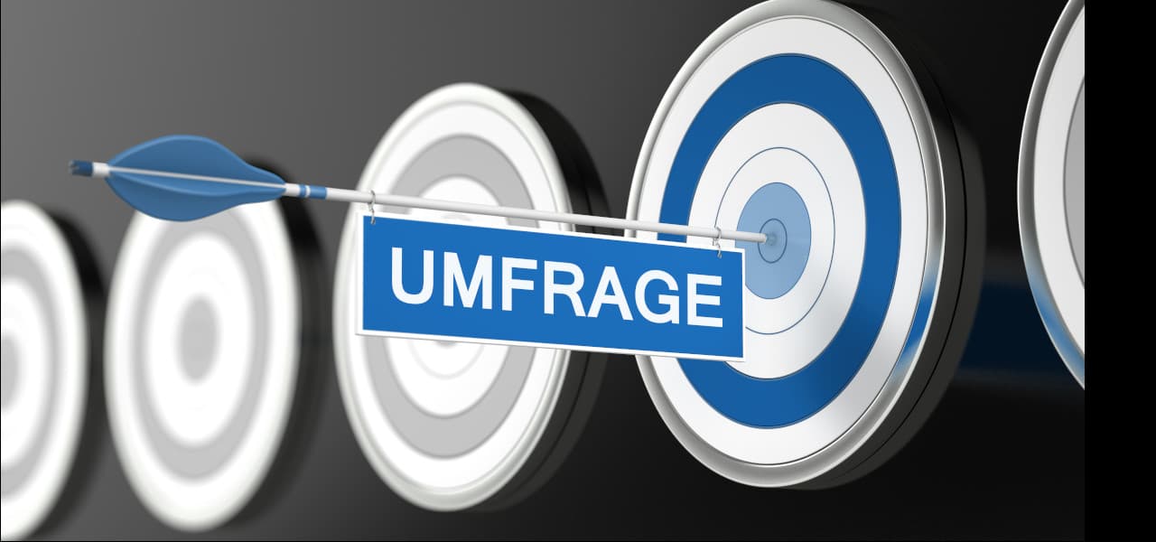 Das Wort "Umfrage" hängt an einem Pfeil. Der Pfeil hat die Mitte einer Zielscheibe getroffen. | Motiv ©Coloures-Pic - stock.adobe.com | © stock.adobe.com, August 2023