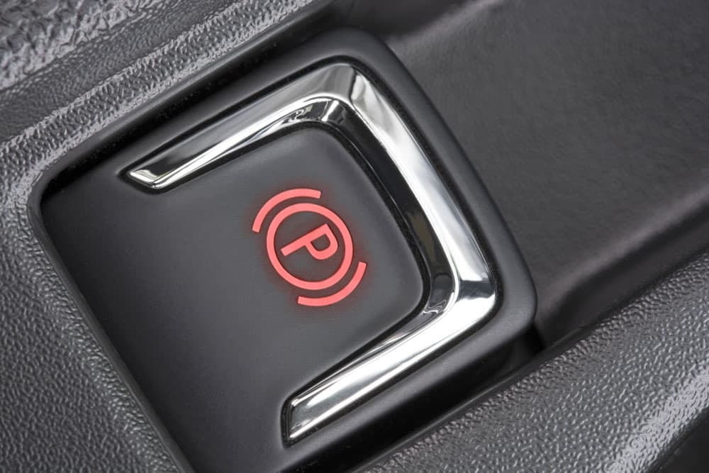 Elektronische Parkbremse mit rotem „P“-Symbol im Auto | Motiv © B. Wylezich - Fotolia.com | © Fotolia.com, August 2014