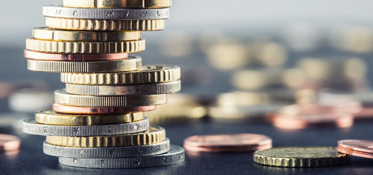 Stapel mit verschiedenen Euro-Münzen im Hintergrund sind verschwommen weiter Münzen zu sehen | Motiv ©weyo - stock.adobe.com | © stock.adobe.com, Dezember 2020