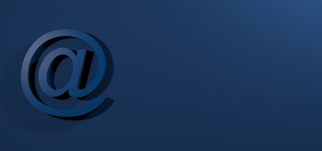 Symbol für E-Mail auf blauem Untergrund | Motiv ©Andrea - stock.adobe.com | © stock.adobe.com, Oktober 2021