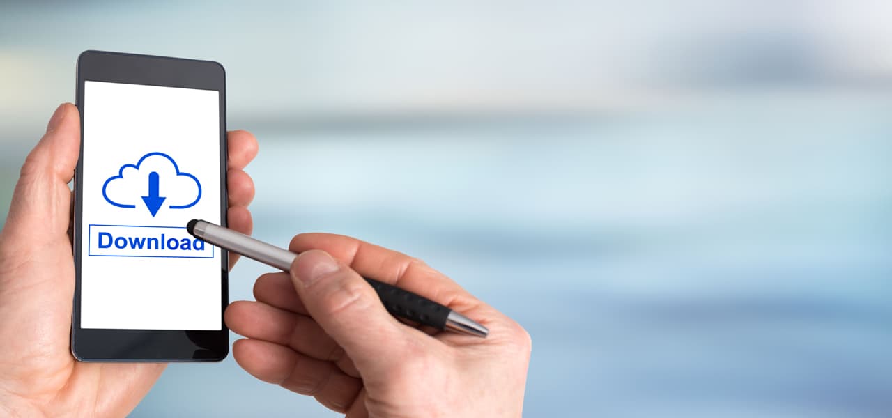 Mann hält ein Handy in der Hand. Auf dem Handy ist ein Download-Symbol zu sehen. | Motiv ©thodonal - stock.adobe.com | © stock.adobe.com, Dezember 2020