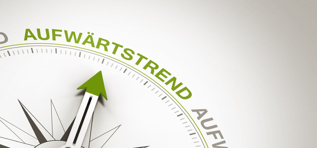 Kompass mit grünem Pfeil zeigt auf das Wort "Aufwärtstrend" | Motiv ©Coloures-Pic - stock.adobe.com | © stock.adobe.com, März 2021