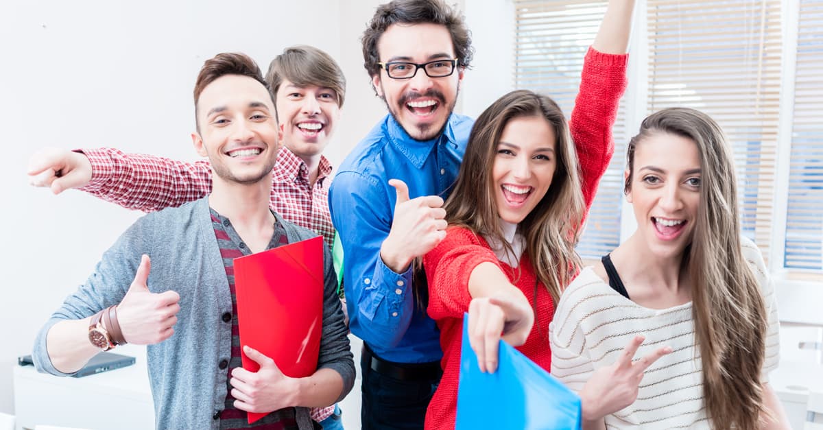 Gruppe glücklicher Menschen, die die Daumen nach oben zeigen. | Motiv ©Kzenon - stock.adobe.com | © stock.adobe.com, Juni 2020