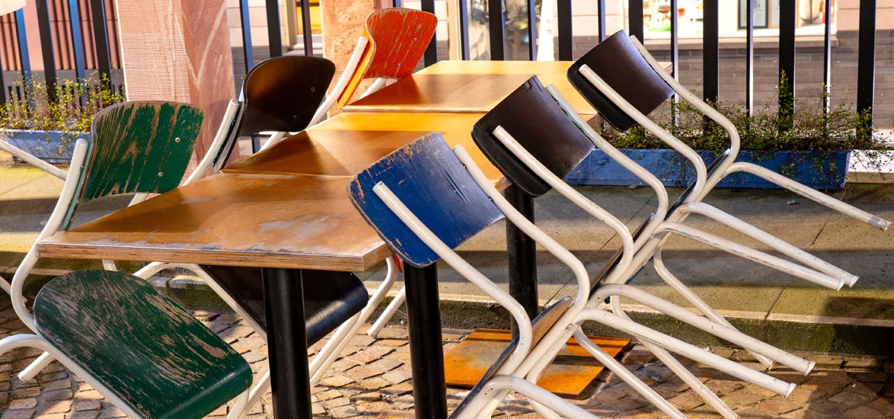 Tische mit angelehnten bunten Stühlen | Motiv ©Comofoto - stock.adobe.com | © stock.adobe.com, Dezember 2020