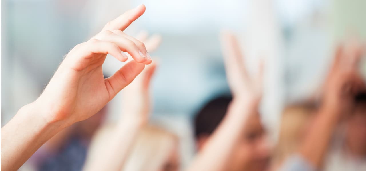 Eine Gruppe von Menschen hebt die Hände zu einer Abstimmung. | Motiv ©LStockStudio - stock.adobe.com | © stock.adobe.com, Dezember 2020