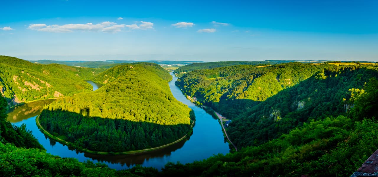 Die Saarschleife im Sonnenschein. | Motiv ©CPN - stock.adobe.com | © stock.adobe.com, Dezember 2020