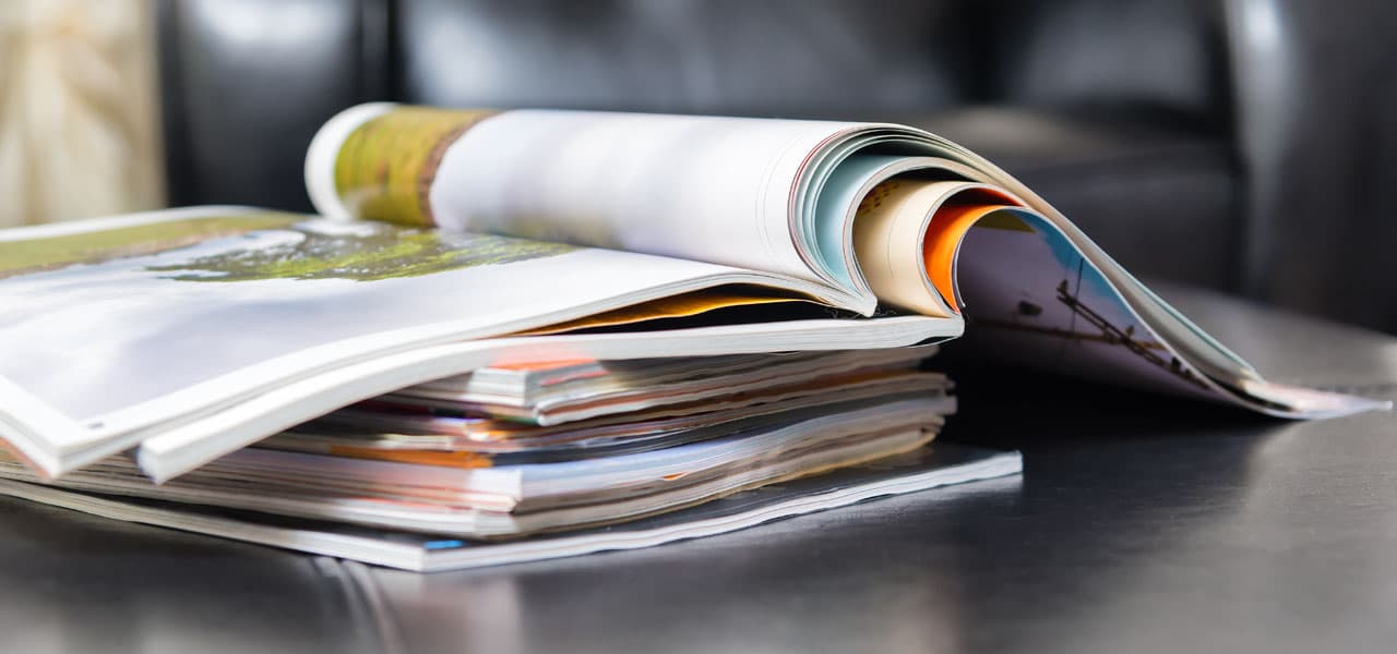 Ein Stapel Zeitschriften liegt auf einem Tisch. | Motiv ©Federico Rostagno - stock.adobe.com | © stock.adobe.com, Januar 2021
