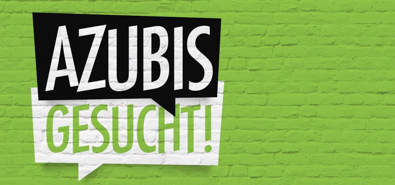 Text "Azubis gesucht" auf grünem Hintergrund. | Motiv ©Brad Pict - stock.adobe.com | September 2021