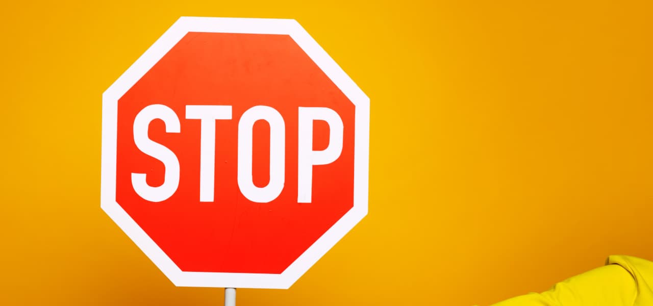 Stoppschild vor gelbem Hintergrund. | Motiv ©Maksym Povozniuk - stock.adobe.com | © stock.adobe.com, Juni 2023