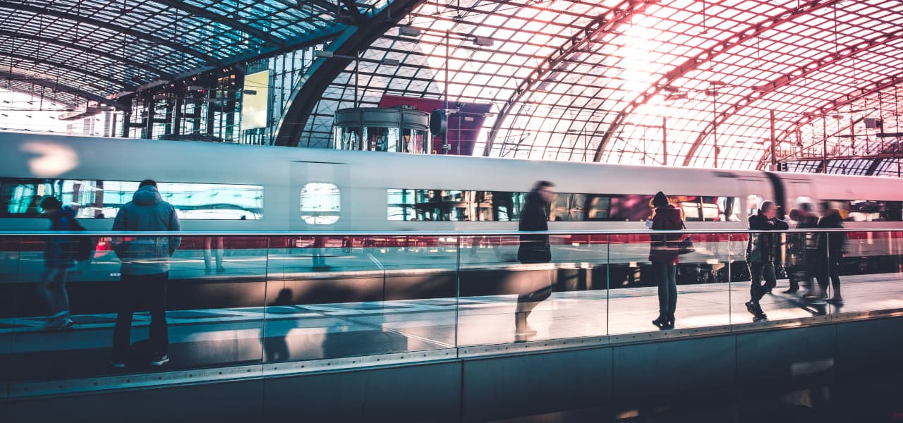 Menschen warten  am Berliner Hauptbahnhof auf den Zug | Motiv ©hanohiki-stock.adobe.com | © stock.adobe.com, September 2023