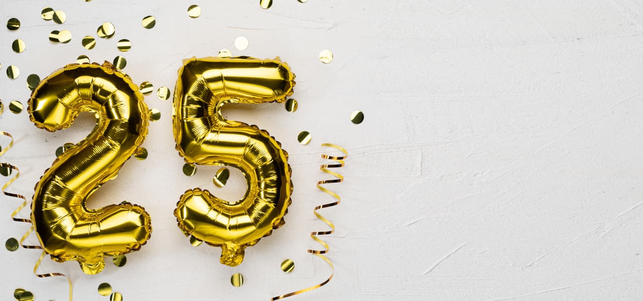 Zwei goldene Folienballons vor grauem Hintergrund. Der erste Ballon zeigt die Zahl 2, der zweite Ballon die Zahl 5. | Motiv ©Andrii Lysenko-stock.adobe.com | © stock.adobe.com, Janaur 2025
