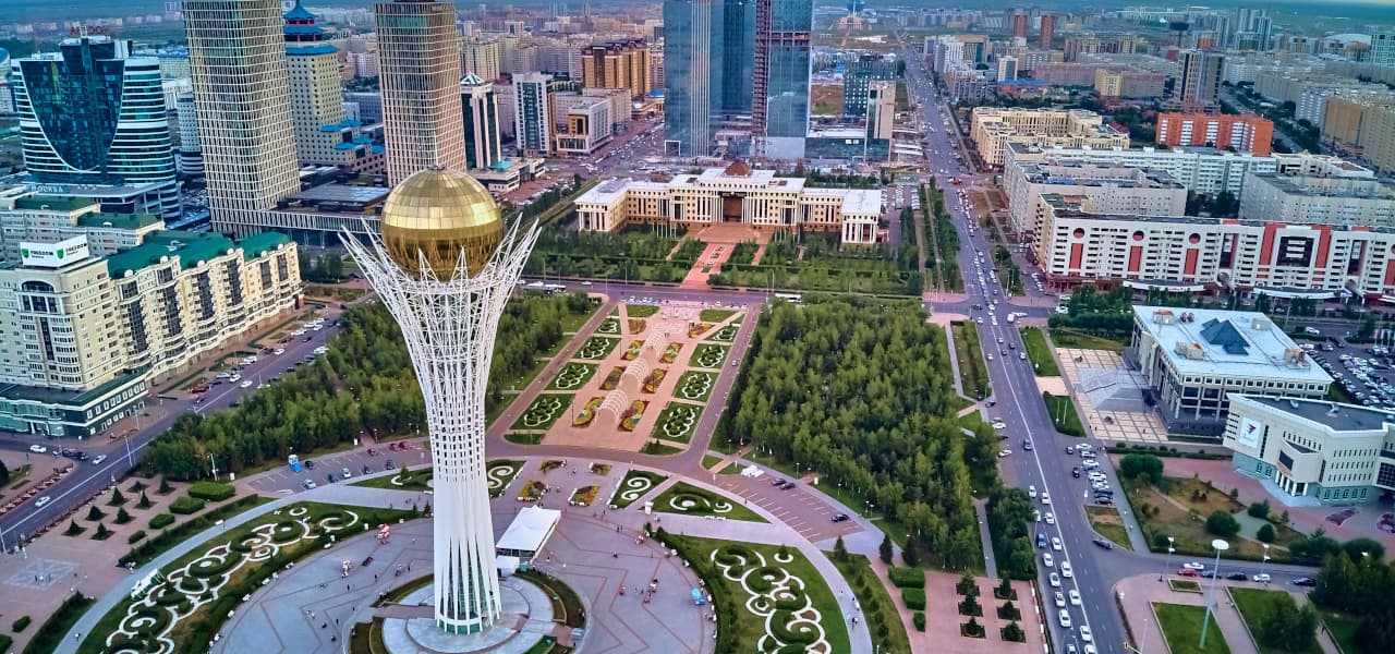 Panoramablick aus der Luft auf das Stadtzentrum von Nursultan (Astana) mit Wolkenkratzern und dem Baiterek-Turm | Motiv ©udmurd-stock.adobe.com | © stock.adobe.com, September 2025