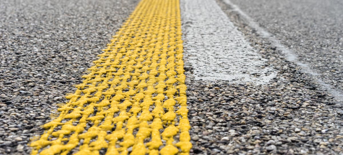Asphalt | Motiv ©ThomBal - stock.adobe.com | © stock.adobe.com, Juni 2026 Foto von Asphalt. Die ursprüngliche weiße Straßenmarkierung übermalt mit gelb. | Motiv ©ThomBal - stock.adobe.com | © stock.adobe.com, Juni 2026