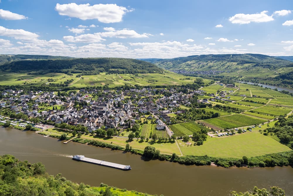 Mosel | Motiv © pics - Fotolia.com | © Fotolia.com, März 2014 Grüne Landschaft mit Dorf und Fluss | Motiv © pics - Fotolia.com | © Fotolia.com, März 2014