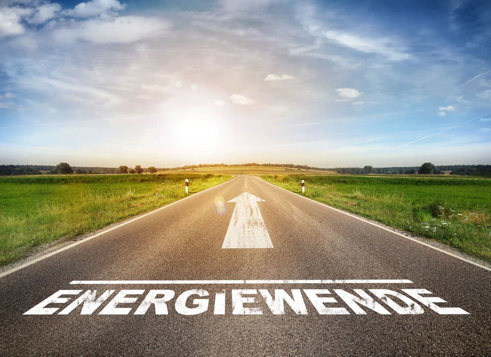 F Energiewende 1 neu (jpg) | Motiv © Coloures-pic - Fotolia.com | © Fotolia.com, September 2015 Weißer Pfeil auf einer geraden Asphaltstraße am Tag. | Motiv © Coloures-pic - Fotolia.com | © Fotolia.com, September 2015