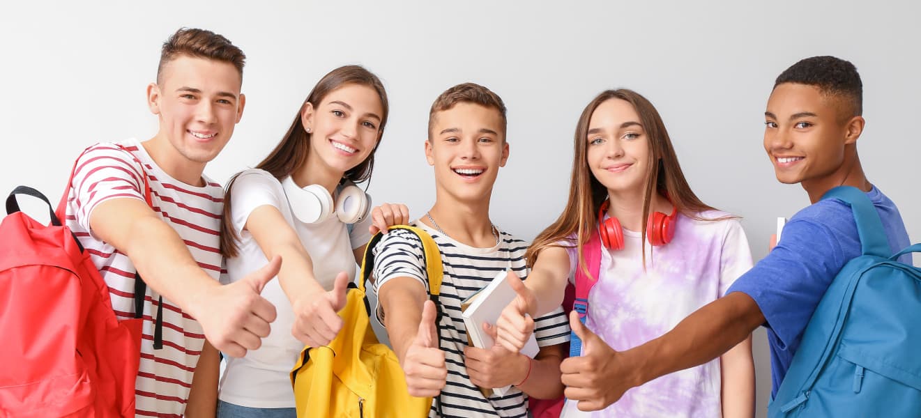 Praktikum | Motiv ©Pixel-Shot - stock.adobe.com | © stock.adobe.com, März 2021 Teenager mit Schulranzen lachen und zeigen Daumen nach oben | Motiv ©Pixel-Shot - stock.adobe.com | © stock.adobe.com, März 2021