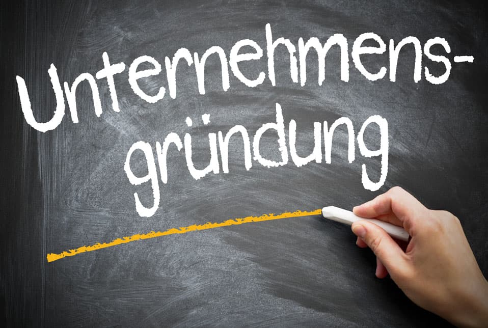 A Existenzgrüundung neu 2 (jpg) | Motiv ©Marco2811-stock.adobe.com | © stock.adobe.com, August 2014 Eine Hand schreibt das Wort Unternehmensgründung mit Kreide an eine Tafel. | Motiv ©Marco2811-stock.adobe.com | © stock.adobe.com, August 2014
