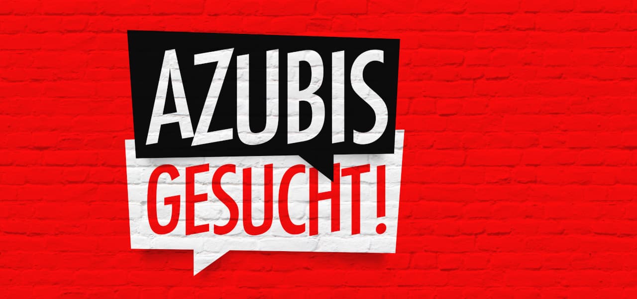 A Azubis gesucht 1 Header (jpg) | Motiv ©Brad Pict - stock.adobe.com | © stock.adobe.com, Juni 2022 Rote Steinwand mit schwarz-weißer Sprechblase "Azubis gesucht" | Motiv ©Brad Pict - stock.adobe.com | © stock.adobe.com, Juni 2022