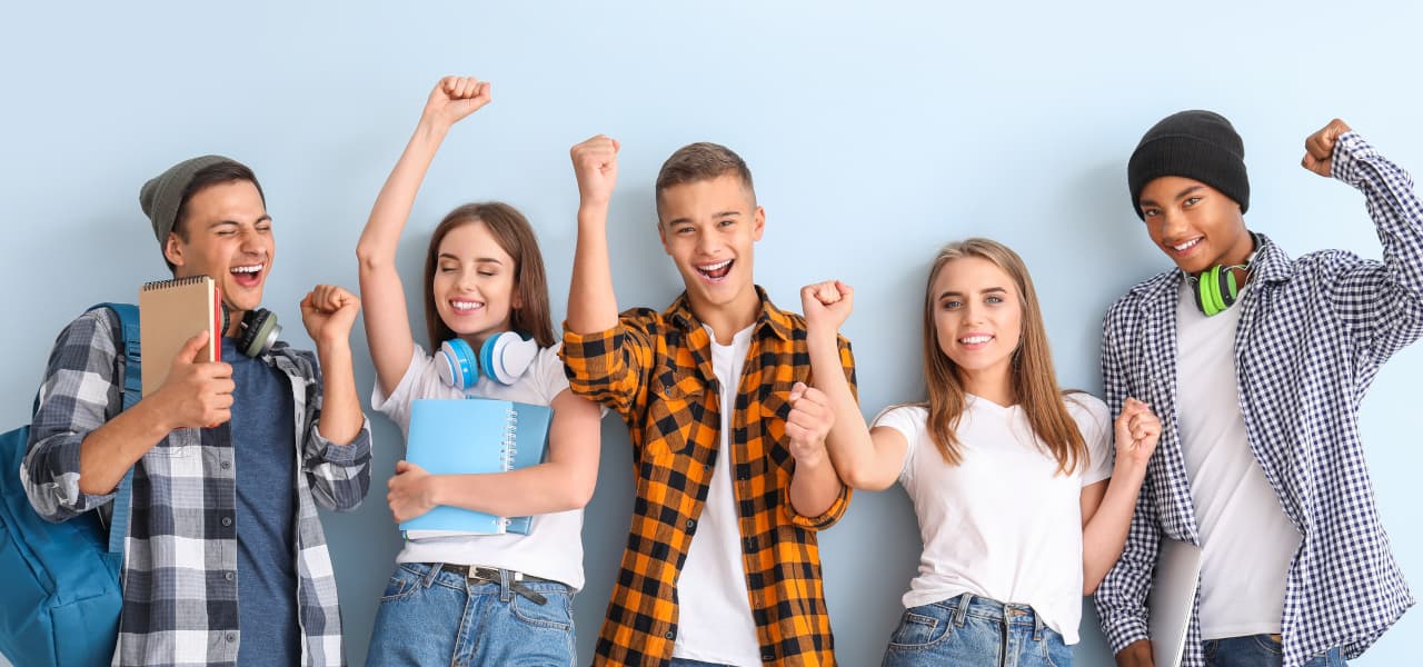 A Ausbildung 6 Header (jpg) | Motiv © Pixel-Shot - stock.adobe.com | © stock.adobe.com, Juni 2022 Jubelnde Teenager werfen Hände in die Luft vor hellem Hintergrund | Motiv © Pixel-Shot - stock.adobe.com | © stock.adobe.com, Juni 2022