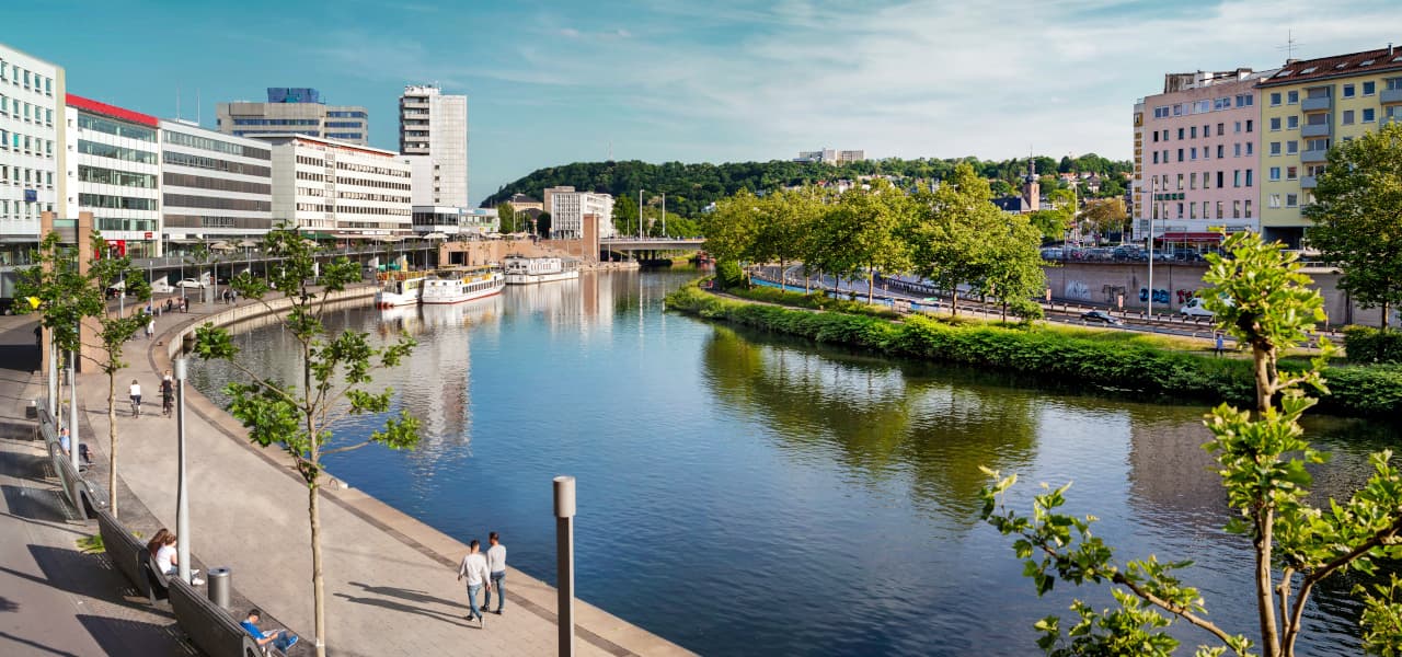 Saarbrücken | Motiv ©Petair-stock.adobe.com | © stock.adobe.com, Juni 2024 Das Stadtzentrum von Saarbrücken, Saarland, mit Saar im Sommer. | Motiv ©Petair-stock.adobe.com | © stock.adobe.com, Juni 2024