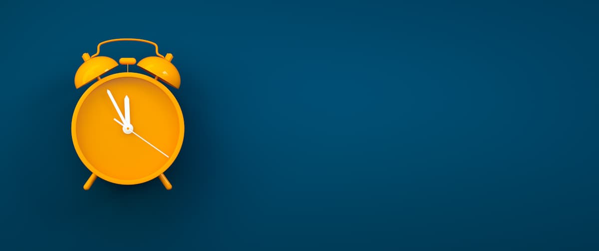 wecker | Motiv ©stock.adobe.com -Studio_East | © stock.adobe.com, November 2024 gelber Wecker, der 5 vor 12 anzeigt vor blauem Hintergrund | Motiv ©stock.adobe.com -Studio_East | © stock.adobe.com, November 2024